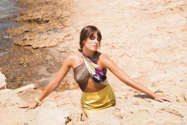 Πώς να φορέσεις ένα παρεό ή φουλάρι (όλες οι έξυπνες & chic επιλογές) - daloozjewels.gr